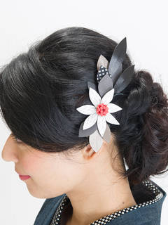 上品でシンプルなカラーのヘアアクセサリー。落ち着いた雰...