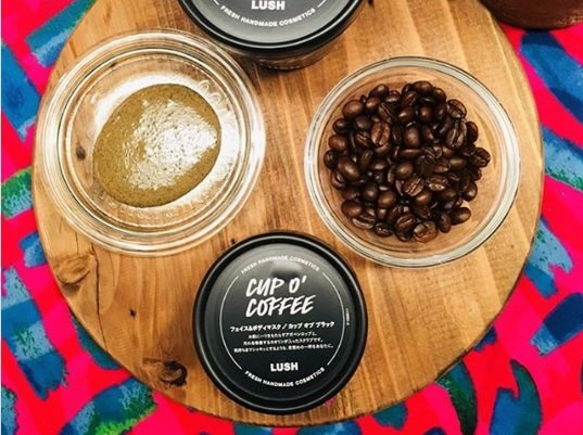 Lush ラッシュ コーヒーの大きなスクラブが魅力 毛穴の汚れを落とせる カップ オブ ブラック の口コミをチェック ふぉーちゅん Fortune