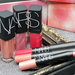 3/22〜発売《NARS》限定コレクションから「エクスプリシットカラー リップデュオ」全3種をレビュー！リップペンシル＆リップティントで大胆な唇に