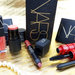 《NARS 2019クリスマスコフレ》ミニサイズのセット「ディスコベイビー ベルベットマットペンシルセット」他三角形のボックスに入った計2種をレビュー！