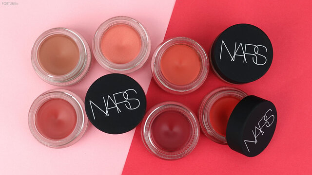 ナーズ 2021春新作コスメ《NARS エアーマット ブラッシュ》8シェードの全色比較をチェック!