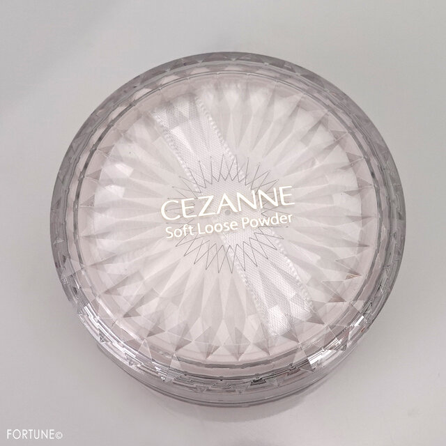 CEZANNE(セザンヌ)『うるふわ仕上げパウダー 03ルーセントクリア』