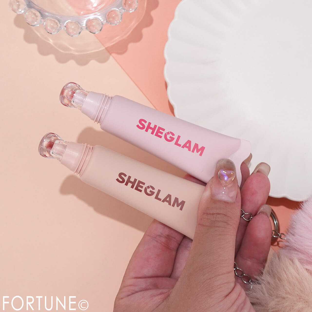 SHEGLAM（シーグラム）　　Crystal Glaze Moisturizing Lip Care With Keychain（クリスタル グレーズ モイスチャライジング リップ ケア ウィズ キーチェーン）