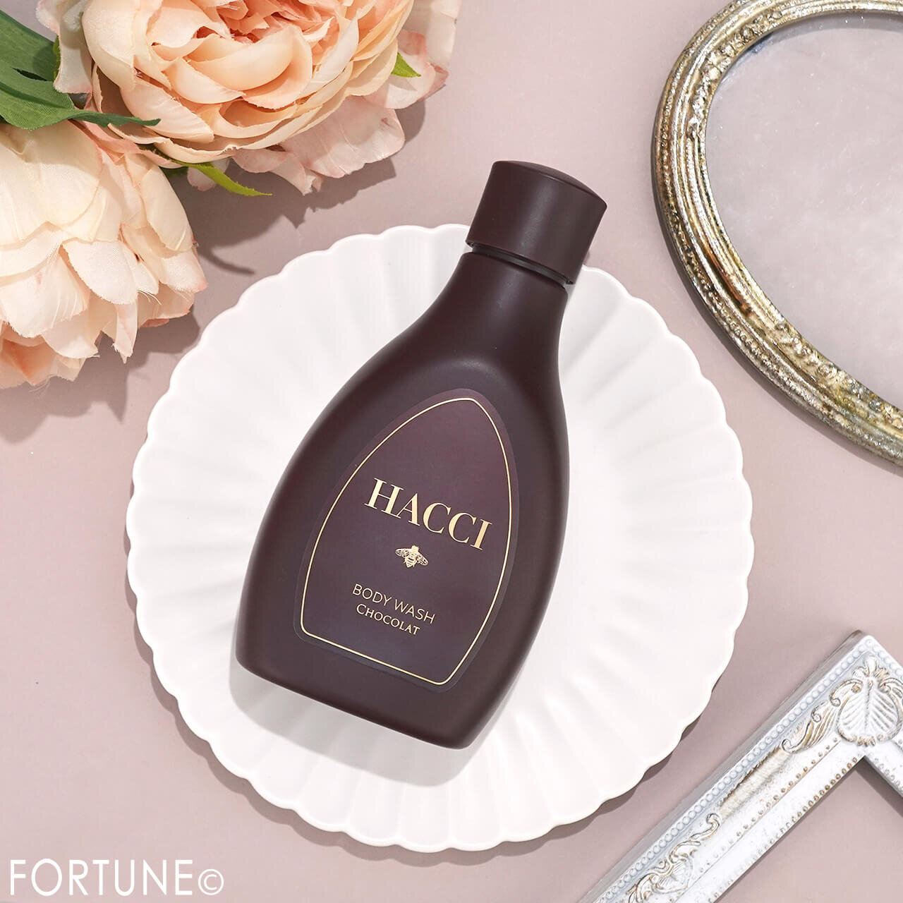 HACCI（ハッチ）　2026年春新作コスメ　『ボディウォッシュ BEE ショコラ』