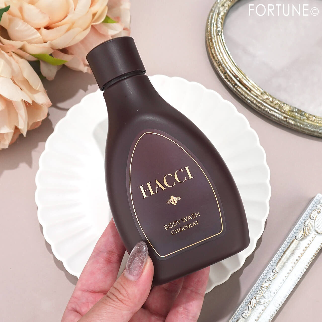 HACCI（ハッチ）　2026年春新作コスメ　『ボディウォッシュ BEE ショコラ』