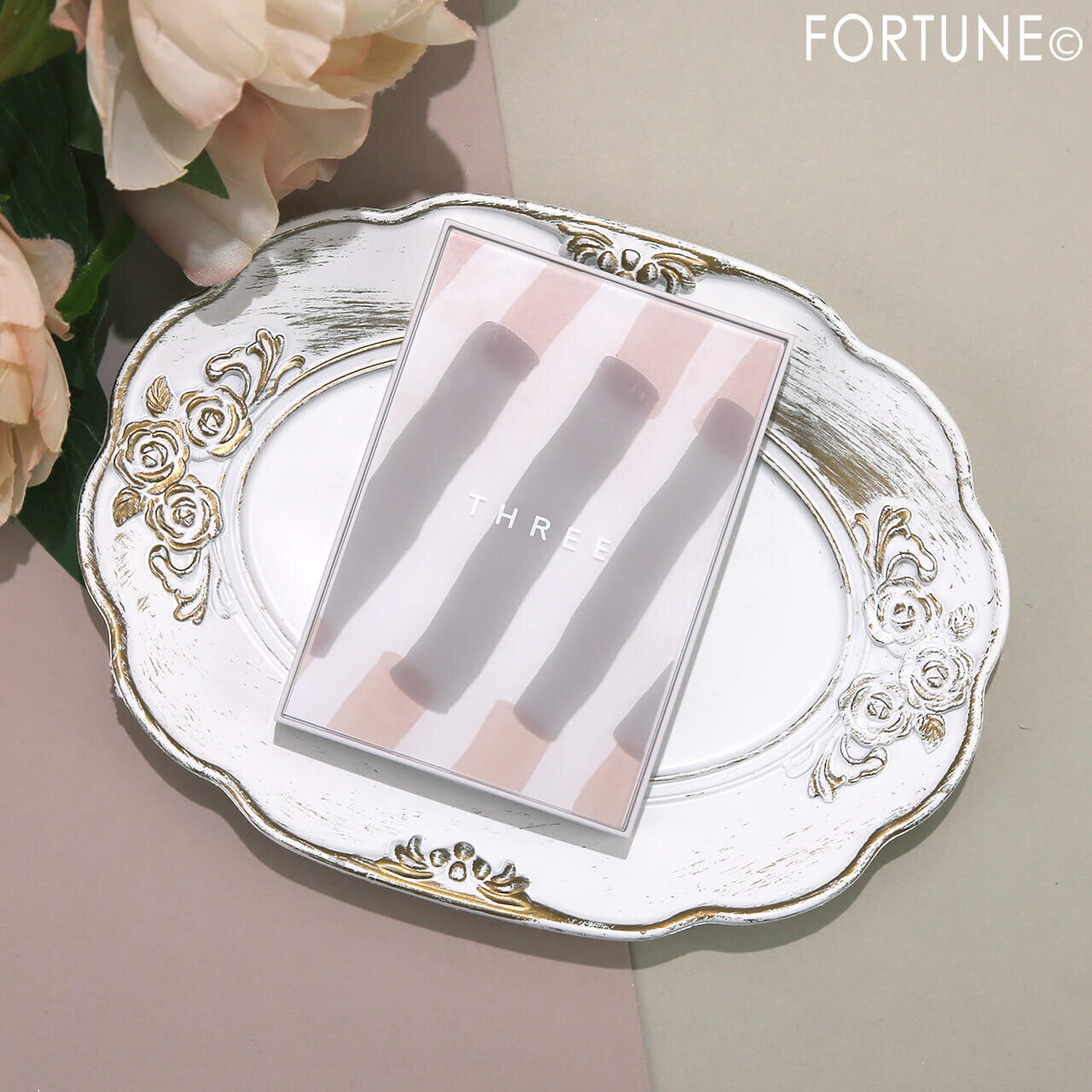 THREE（スリー）　『THREE セイクリッドスペース フェイスパウダー』