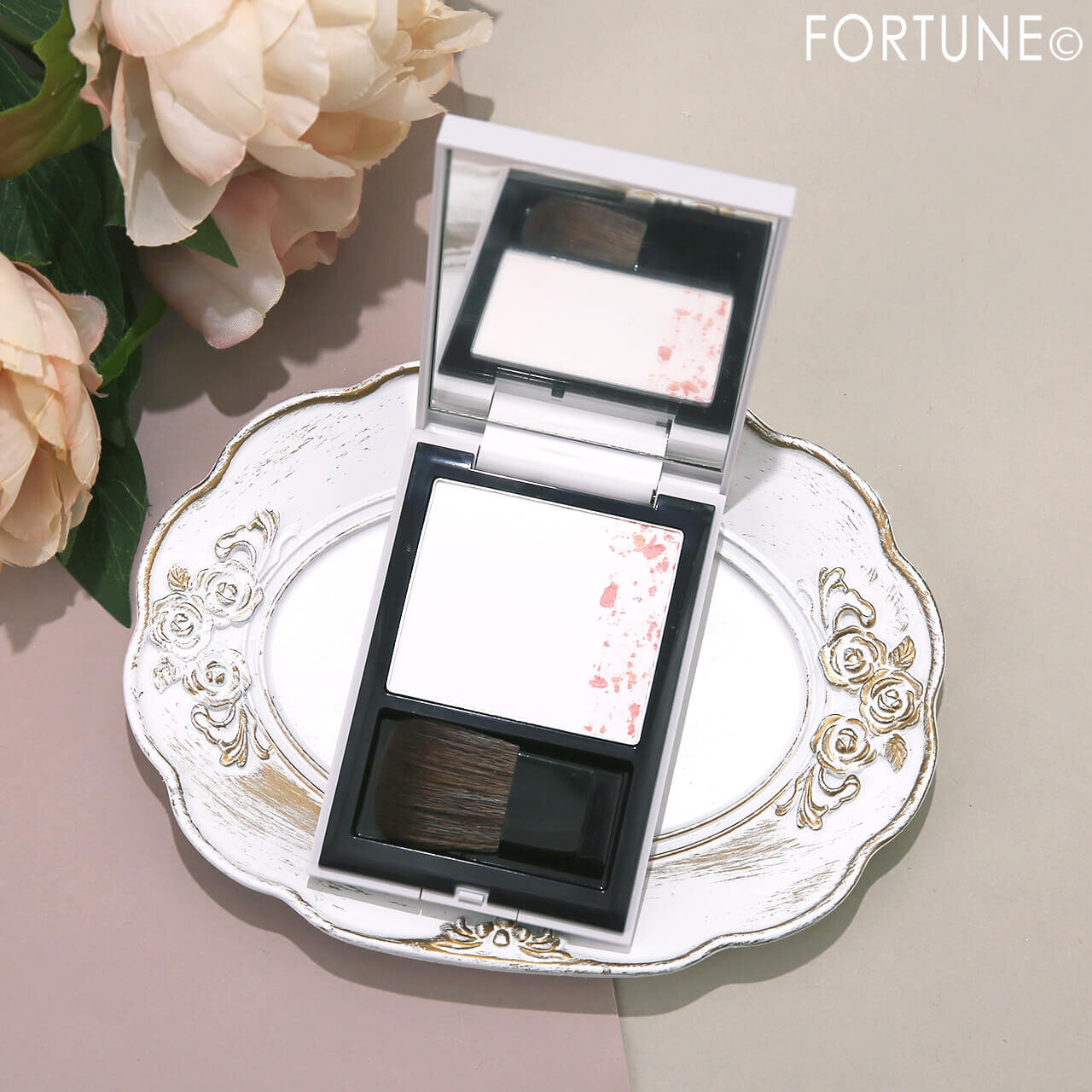 THREE（スリー）　『THREE セイクリッドスペース フェイスパウダー』