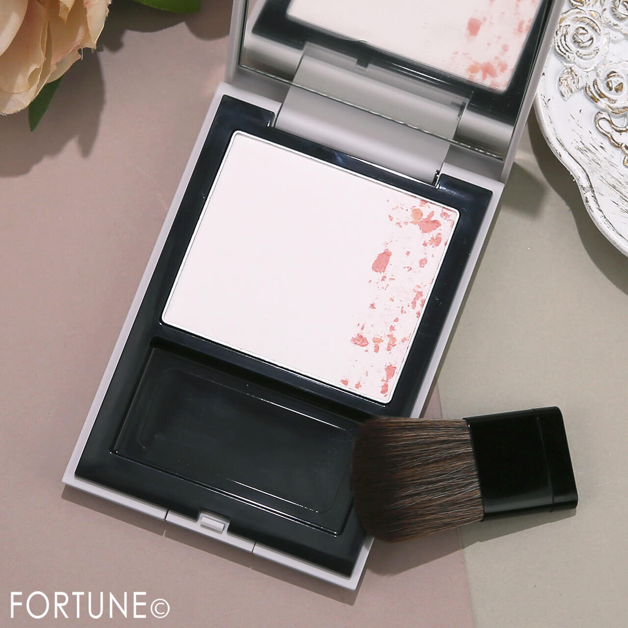 THREE（スリー）　『THREE セイクリッドスペース フェイスパウダー』