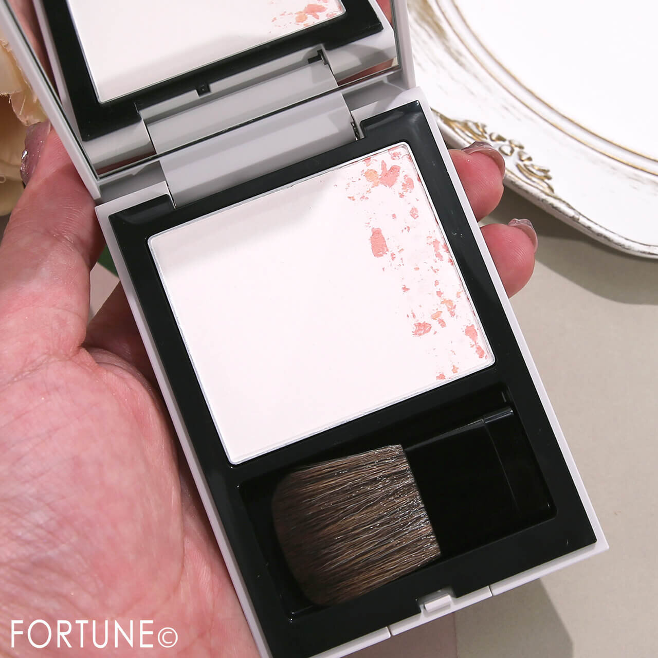 THREE（スリー）　『THREE セイクリッドスペース フェイスパウダー』