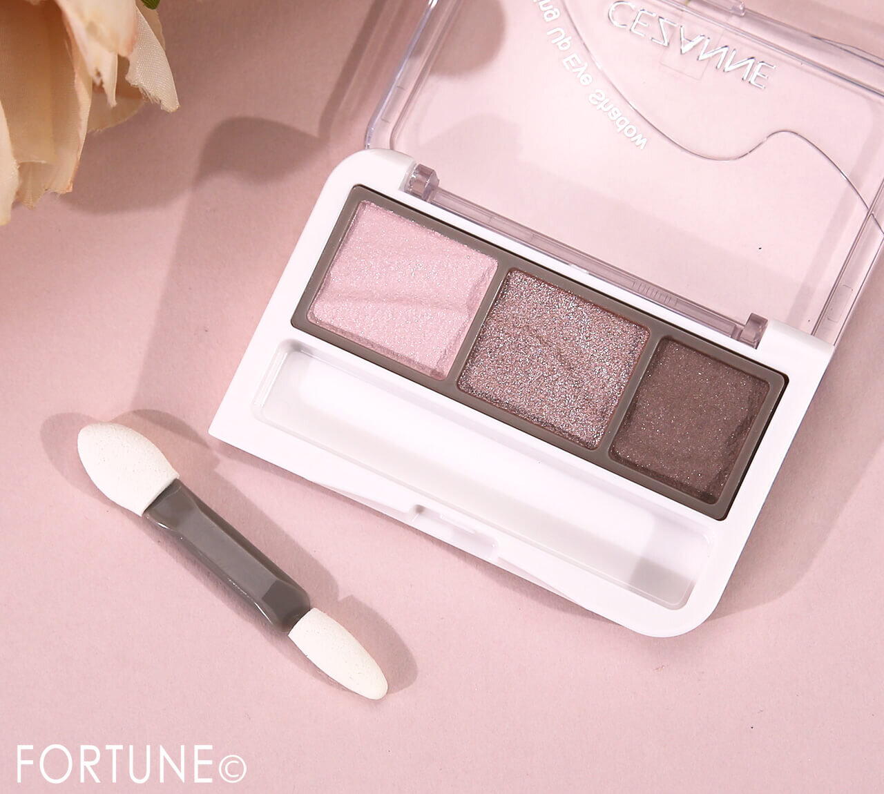 CEZANNE（セザンヌ）　『セザンヌ　ライティングアップアイシャドウ』　