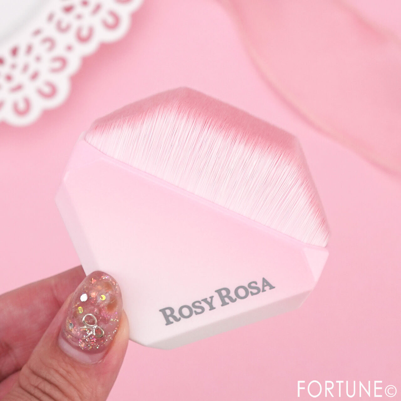 ROSY ROSA（ロージーローザ）　　2026年春新作コスメ　『スタンディングフェイスブラシ』