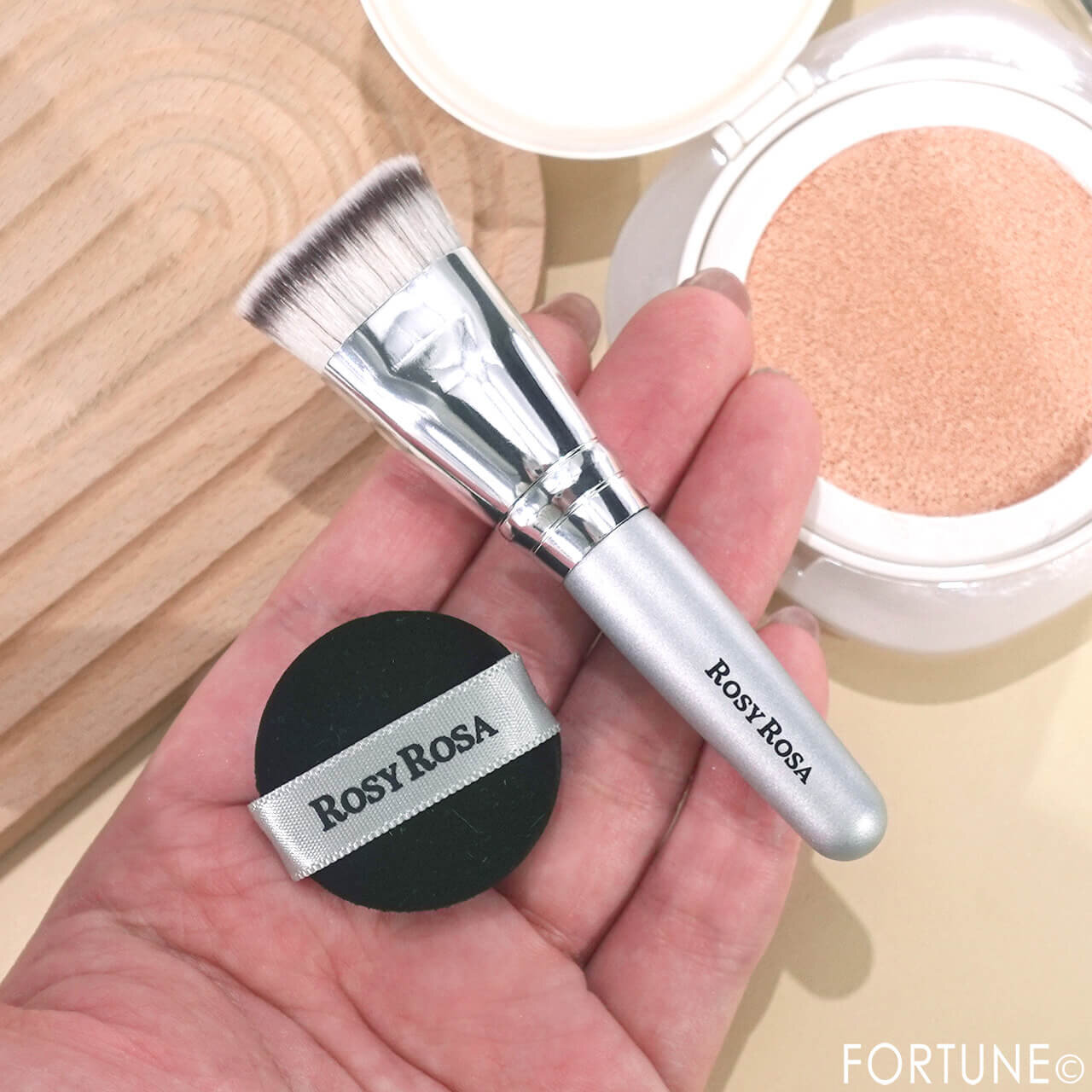 ROSY ROSA（ロージーローザ）　2026年春新作コスメ　『マルチファンデブラシ＆パフ＜プチサイズ＞』　