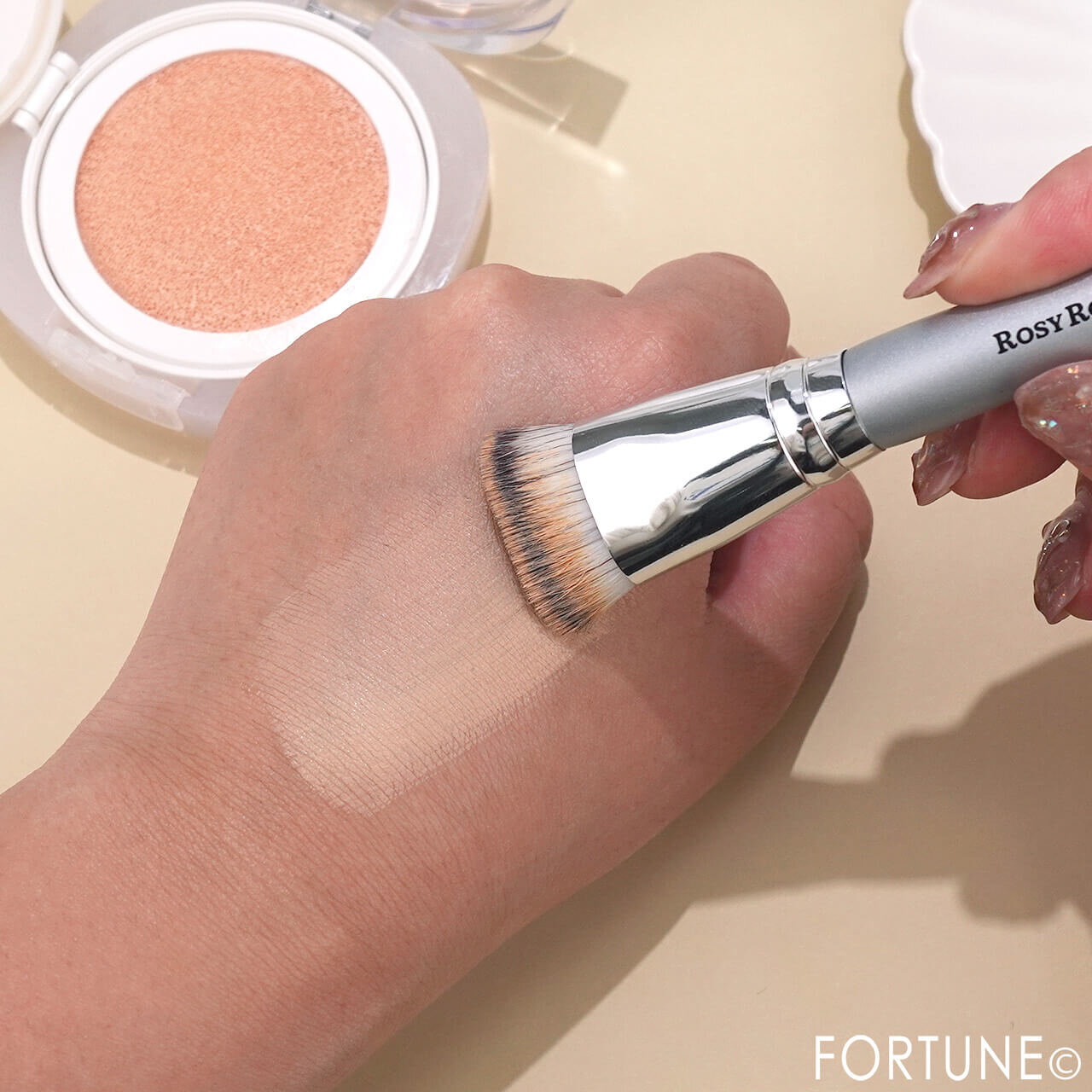 ROSY ROSA（ロージーローザ）　『マルチファンデブラシ＆パフ＜プチサイズ＞』　マルチファンデブラシ