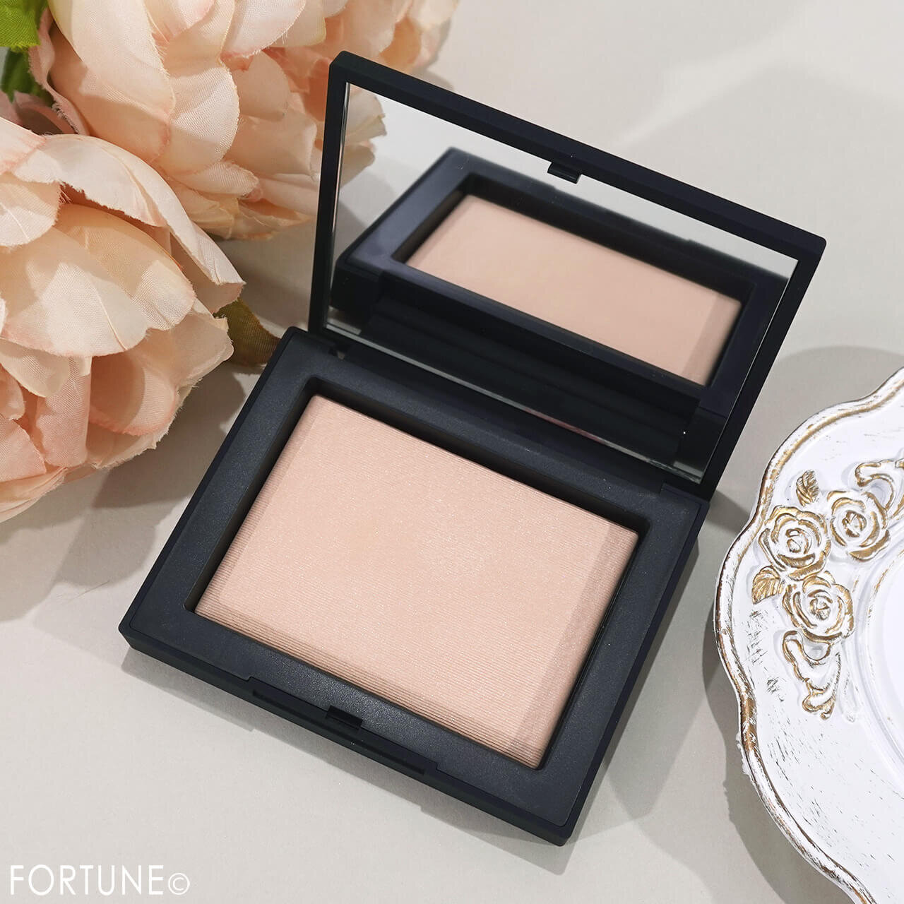 NARS（ナーズ）　ライトリフレクティングセッティングパウダー プレスト N　新色　「05555」