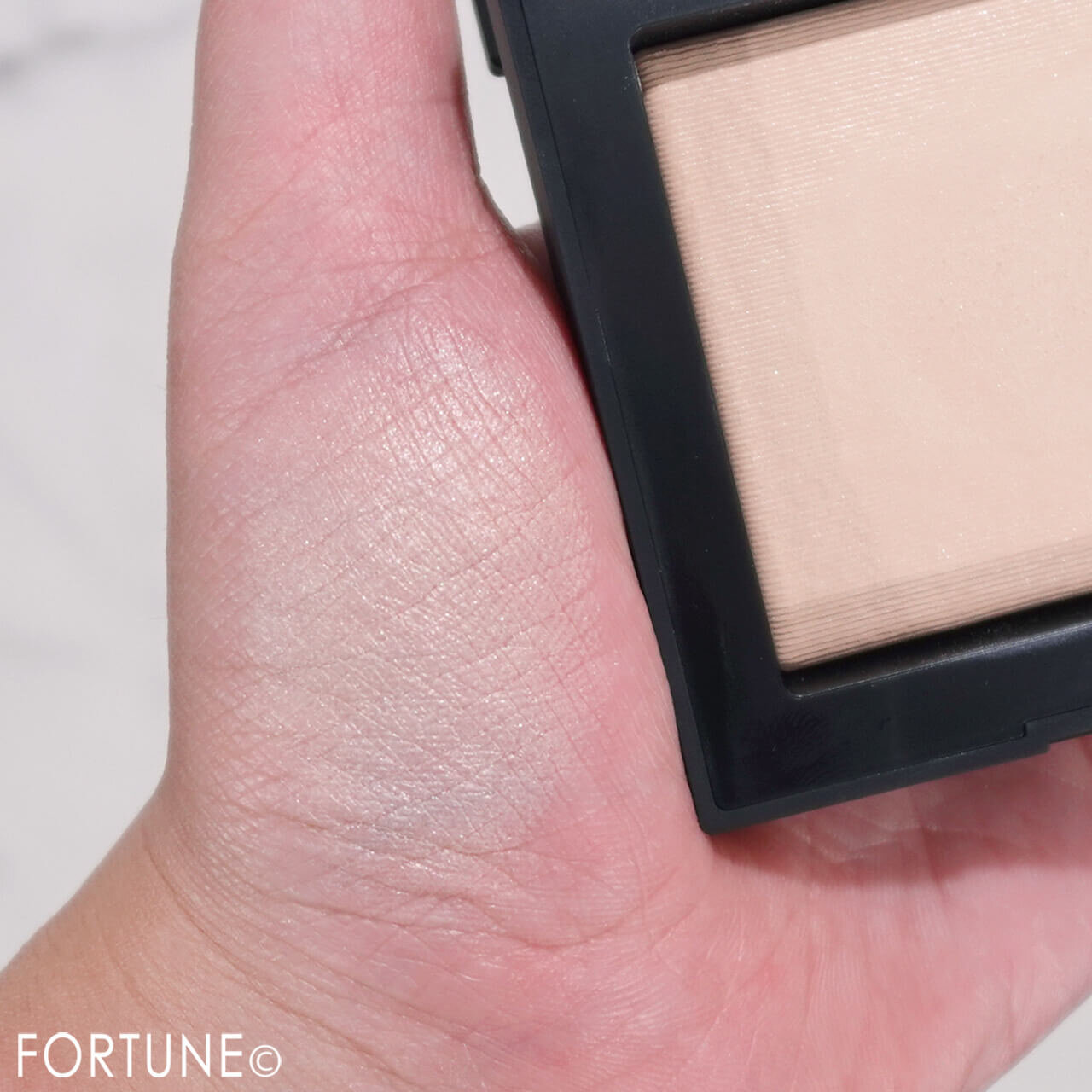 NARS（ナーズ）　ライトリフレクティングセッティングパウダー プレスト N　新色　「05555」