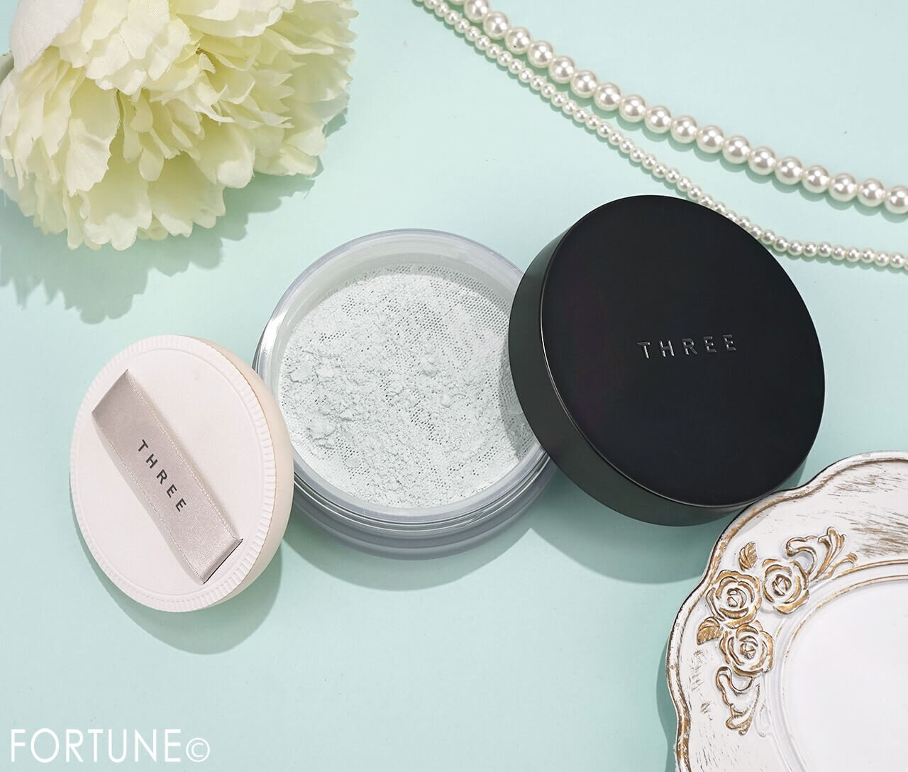THREE（スリー）　2026年夏新作コスメ　『THREE アドバンスドエシリアルスムースオペレーター ルースパウダー』