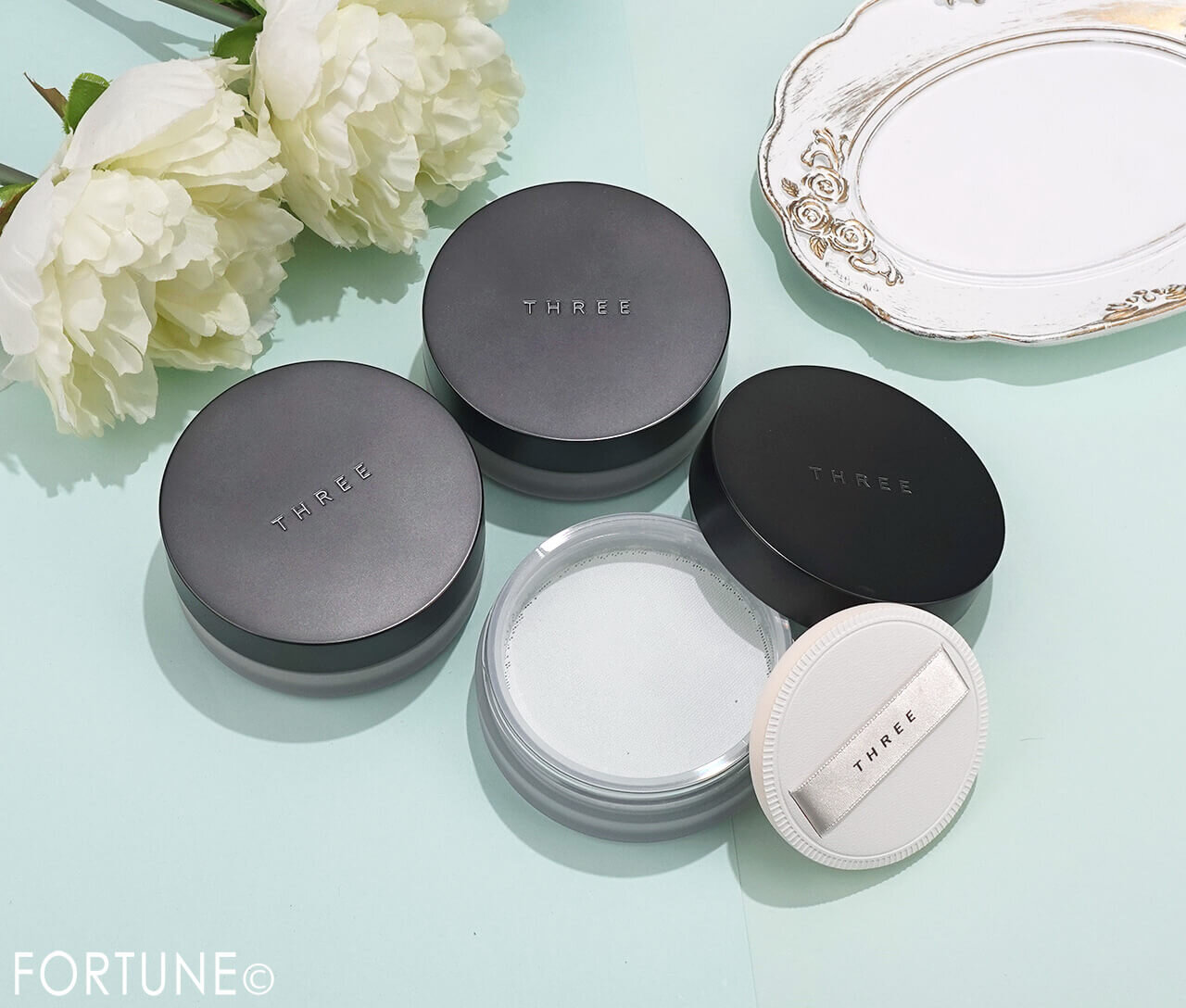 THREE（スリー）　　『THREE アドバンスドエシリアルスムースオペレーター ルースパウダー』