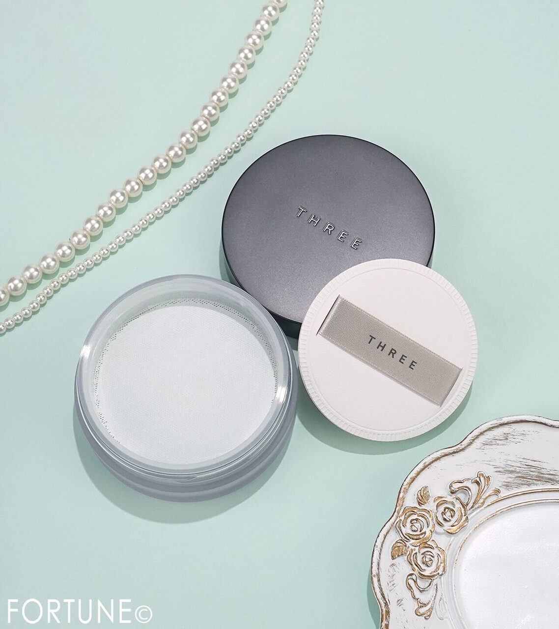 THREE（スリー）　　『THREE アドバンスドエシリアルスムースオペレーター ルースパウダー』