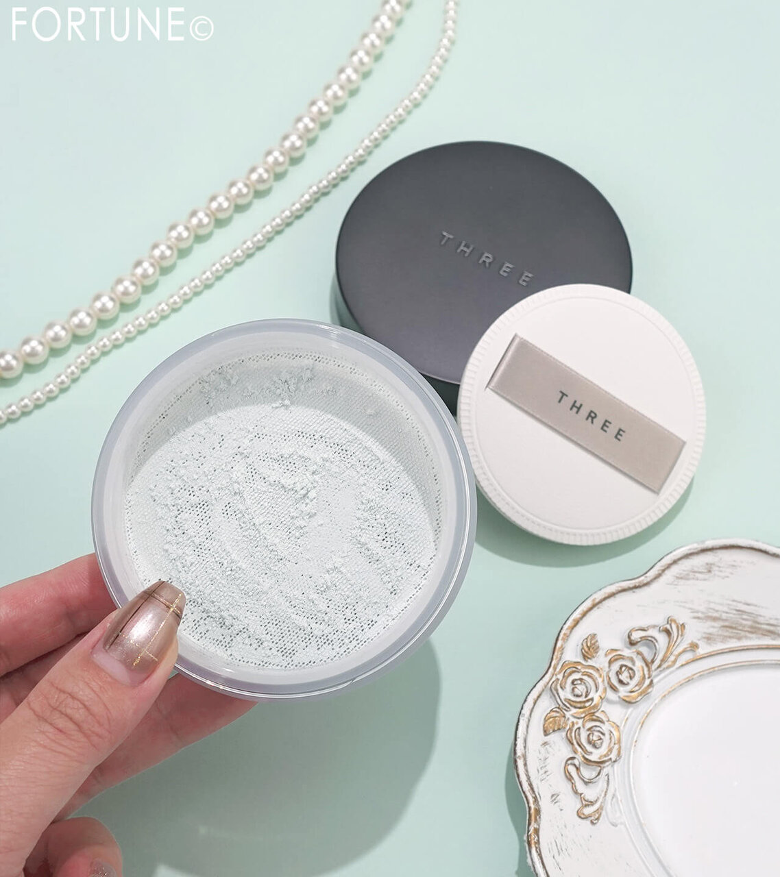 THREE（スリー）　　『THREE アドバンスドエシリアルスムースオペレーター ルースパウダー』