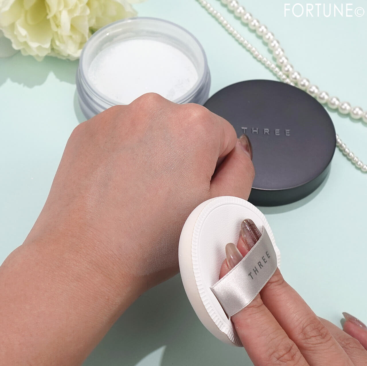 THREE（スリー）　　『THREE アドバンスドエシリアルスムースオペレーター ルースパウダー』