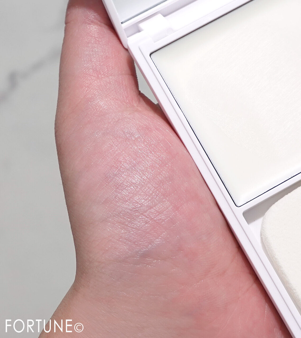 REVLON（レブロン）　『レブロン フォトレディ アンチ シャイン バーム』　001