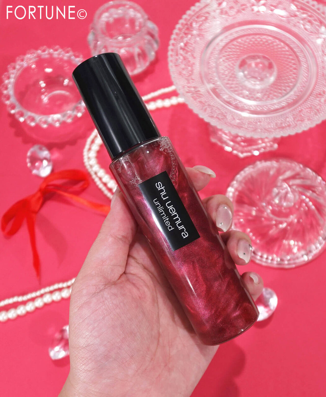 shu uemura（シュウ ウエムラ）　　『アンリミテッド メイクアップ フィックス ミスト レッド』 
