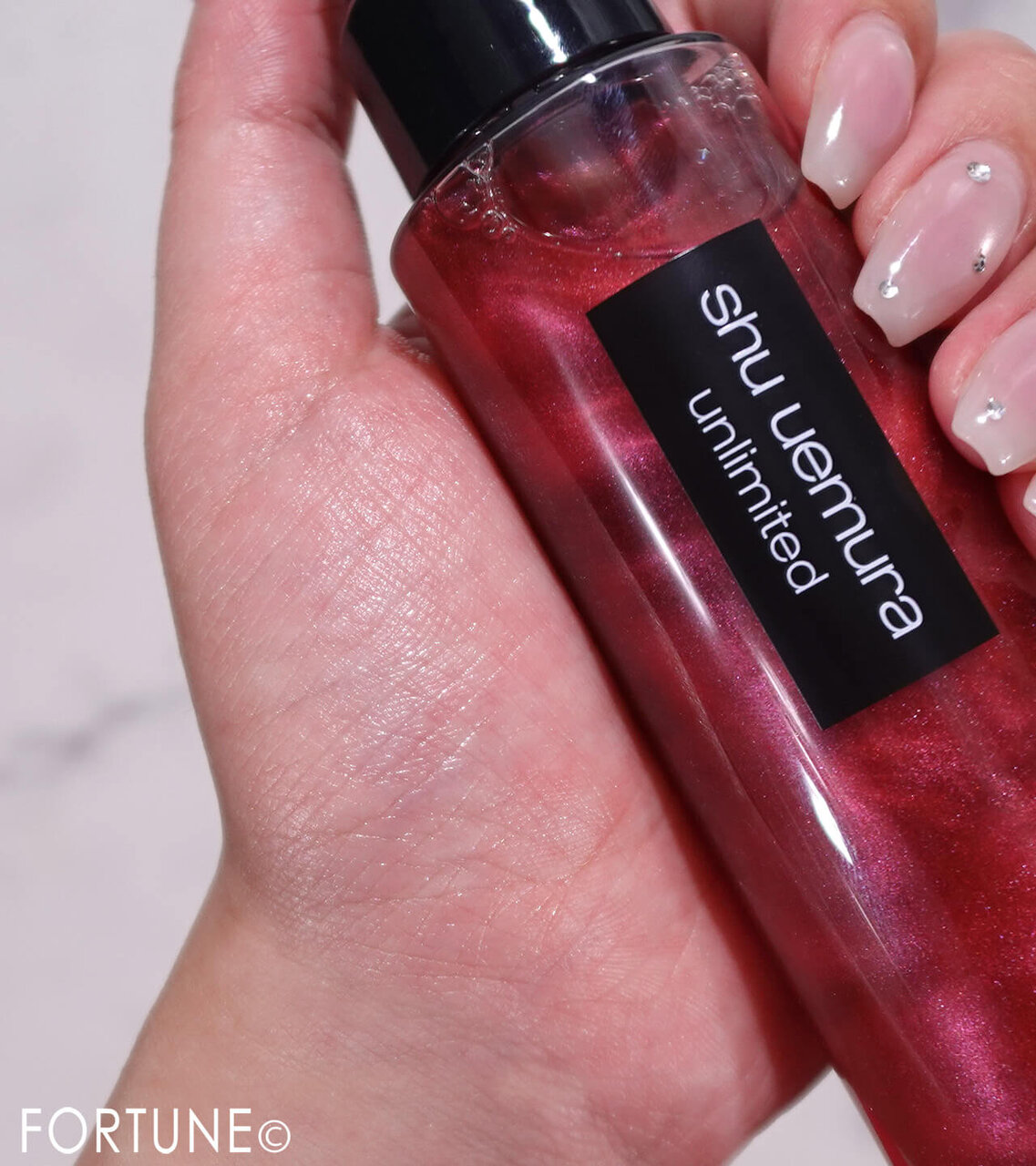 shu uemura（シュウ ウエムラ）　　『アンリミテッド メイクアップ フィックス ミスト レッド』