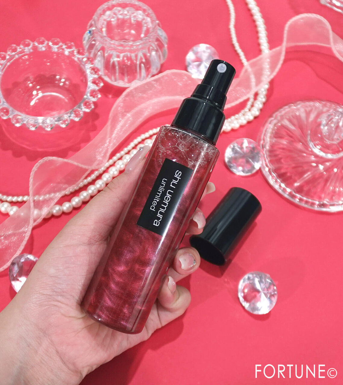 shu uemura（シュウ ウエムラ）　　『アンリミテッド メイクアップ フィックス ミスト レッド』 