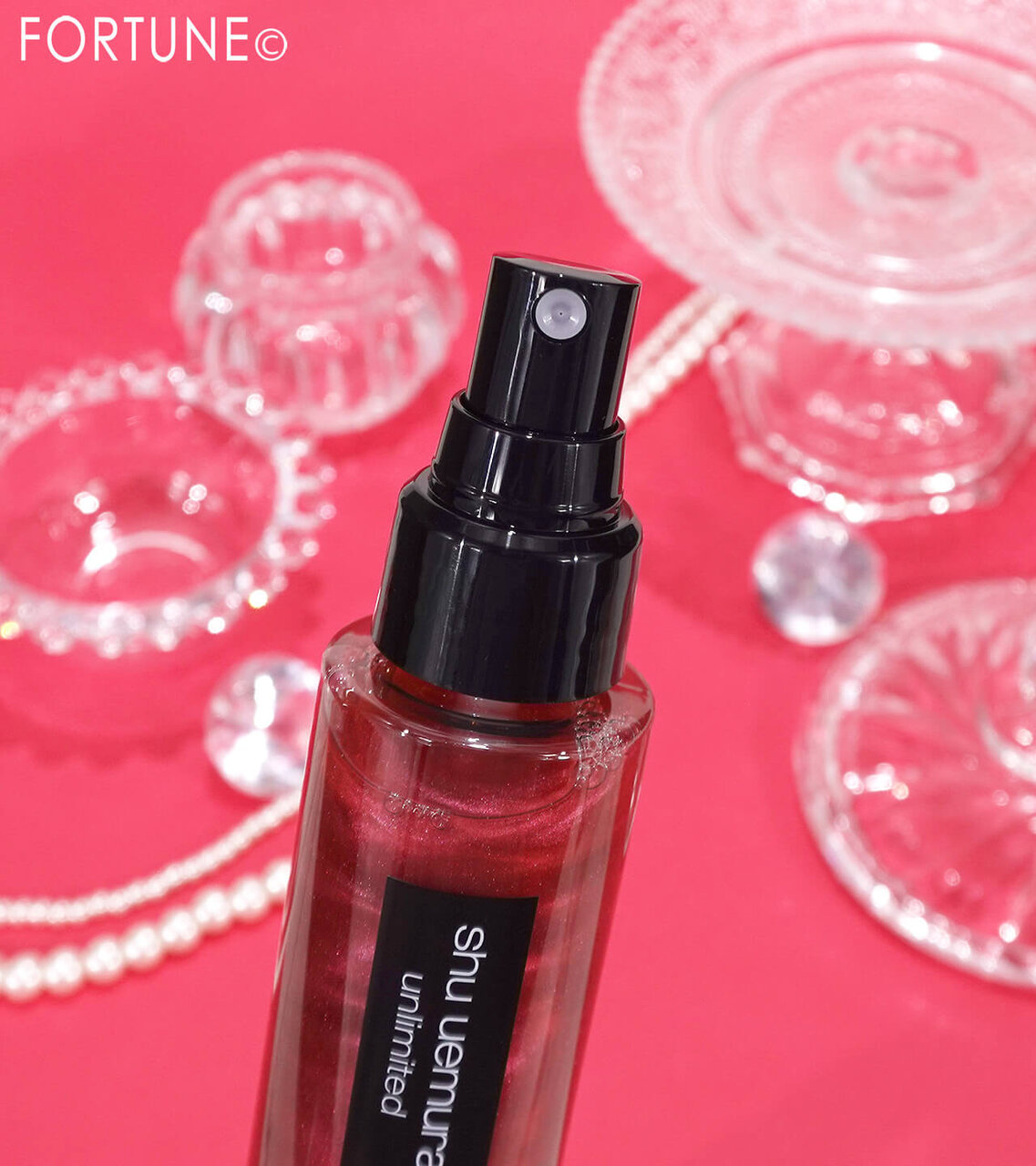 shu uemura（シュウ ウエムラ）　　『アンリミテッド メイクアップ フィックス ミスト レッド』 