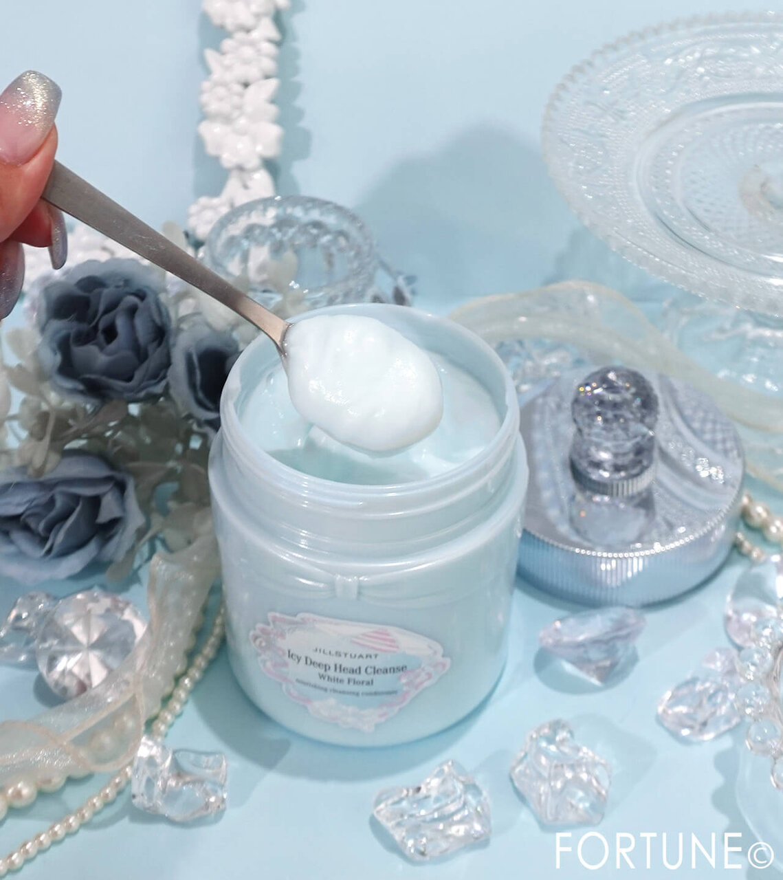 JILL STUART Beauty（ジルスチュアート　ビューティ）『ジルスチュアート　ホワイトフローラル　アイシーディープヘッドクレンズ』　　