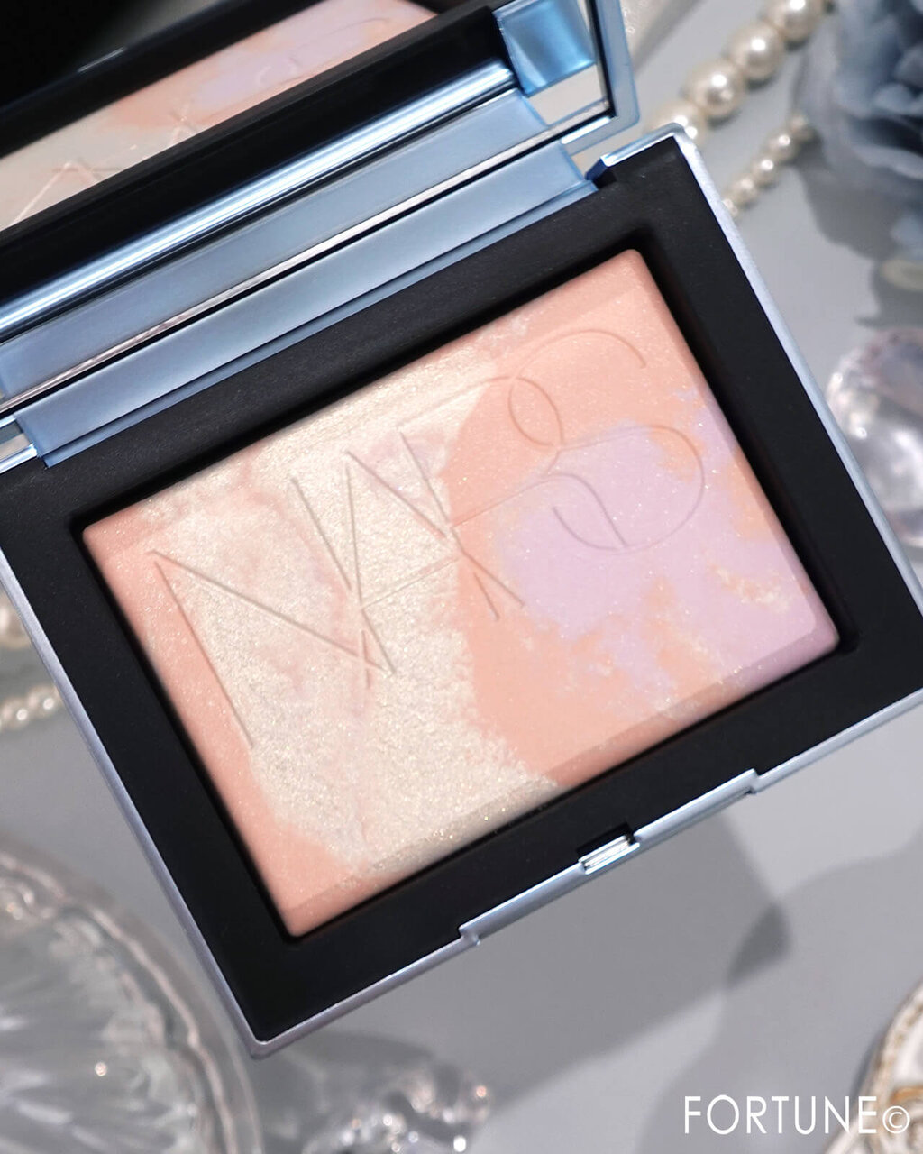 NARS ライトリフレクティング プリズマティックパウダー プレスト