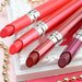 《REVLON》とろける生ツヤ質感「ウルトラ HD ジェル リップカラー」から新4色が4/25〜発売!旬のリビングコーラル&くすみ系レッドが新登場 - ふぉーちゅん