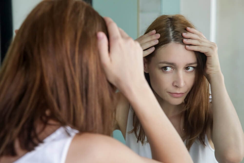 女性の抜け毛の原因とは?予防法や薄毛をカバーする髪型も紹介