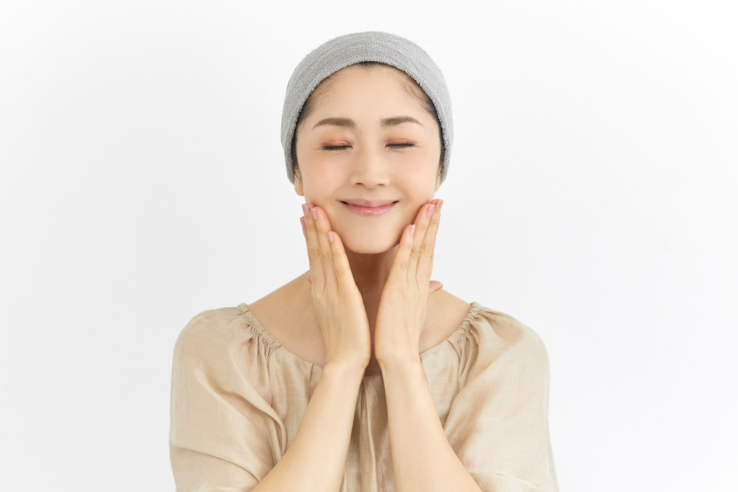 忙しい朝でも簡単!現役モデルが実践している顔のむくみ&くすみを解消する【朝の1分マッサージ】