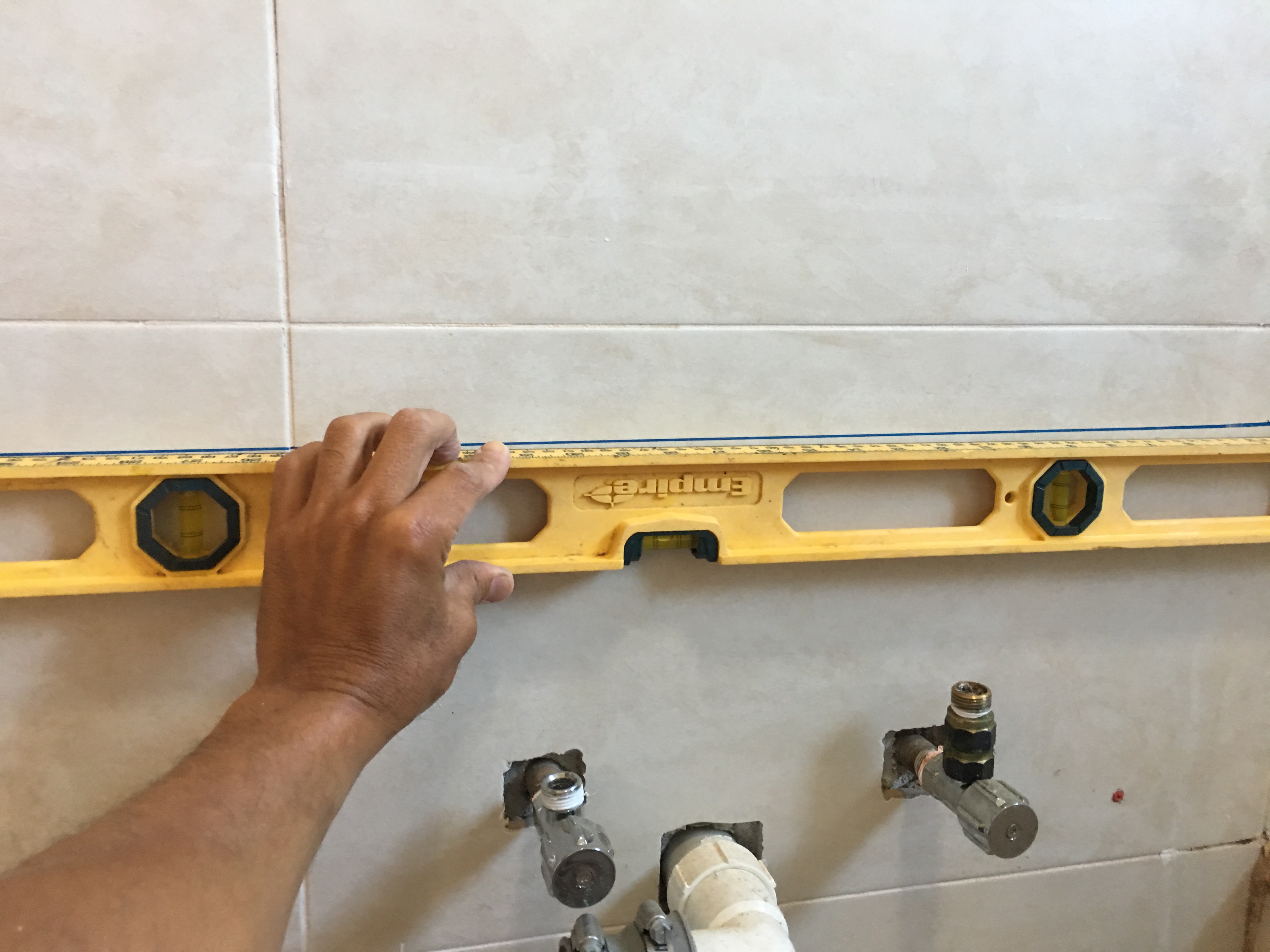 水平器を使って穴をあけ場所を決めます。