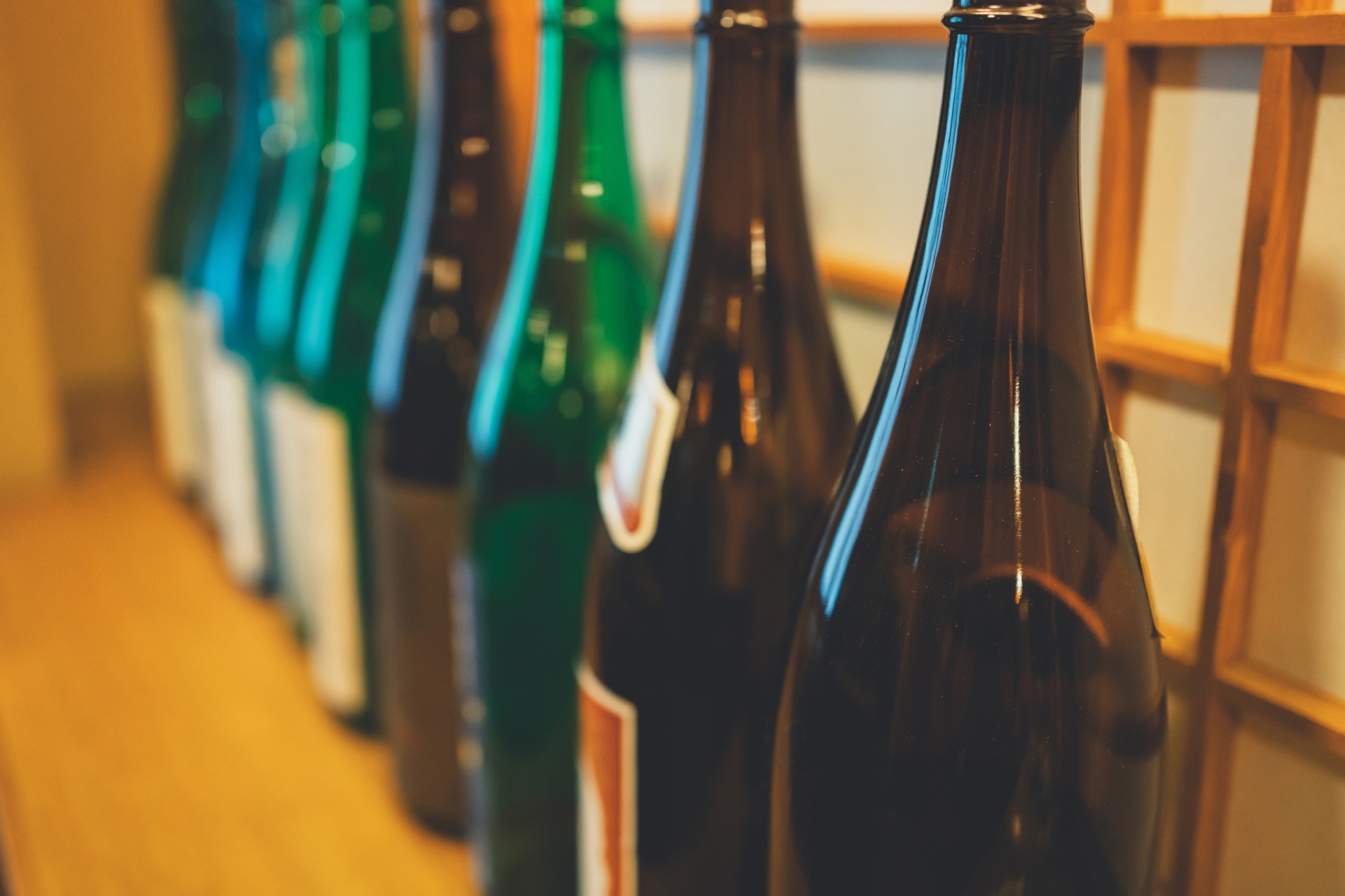 なぜ茶色が多い？ 日本酒の瓶の色にまつわる豆知識