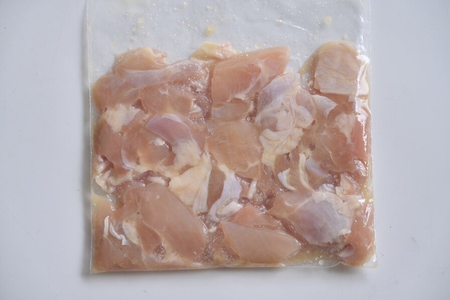 鶏肉をニンニク、鶏ガラスープの素、酒と混ぜる