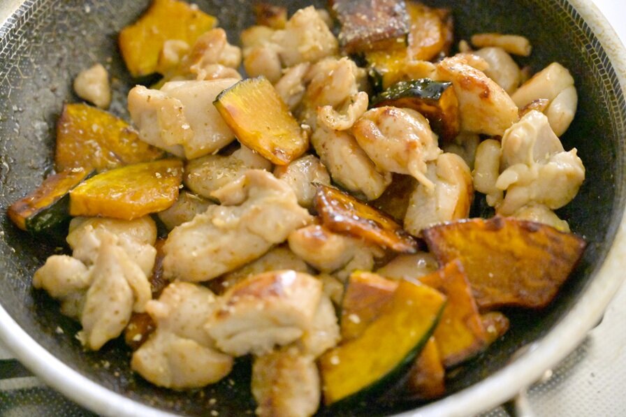 先に炒めたカボチャを鶏肉に足してさらっと炒める