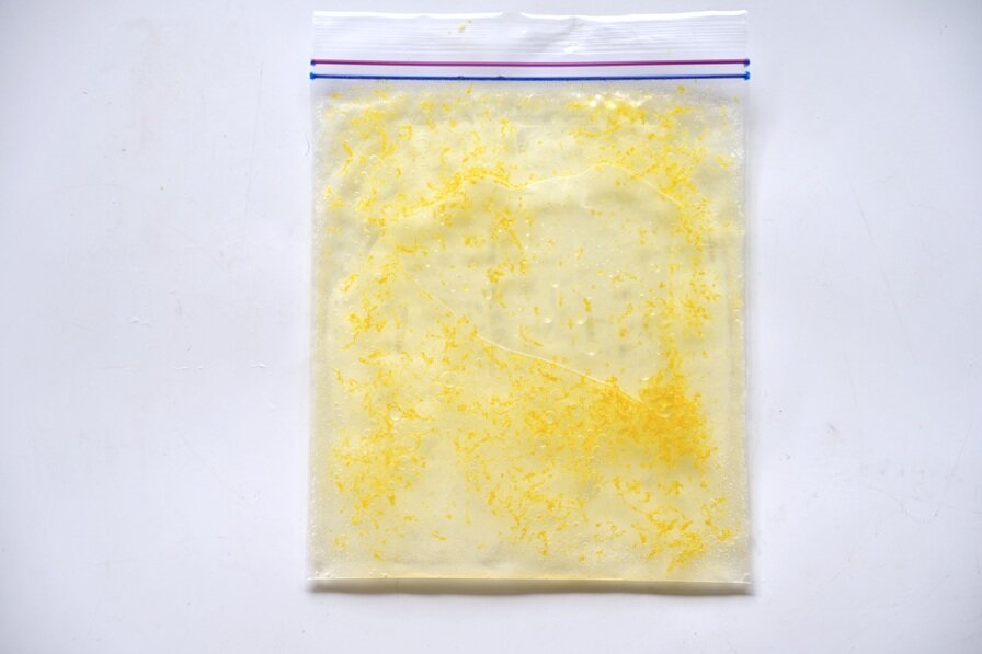 フリーザー用の密閉袋に、材料を入れて閉じ、冷凍庫へ平らに入れる