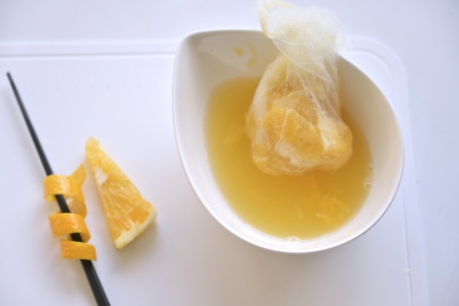 はっさくの皮をむき、果皮と果肉を少し取り置き、果汁を搾る