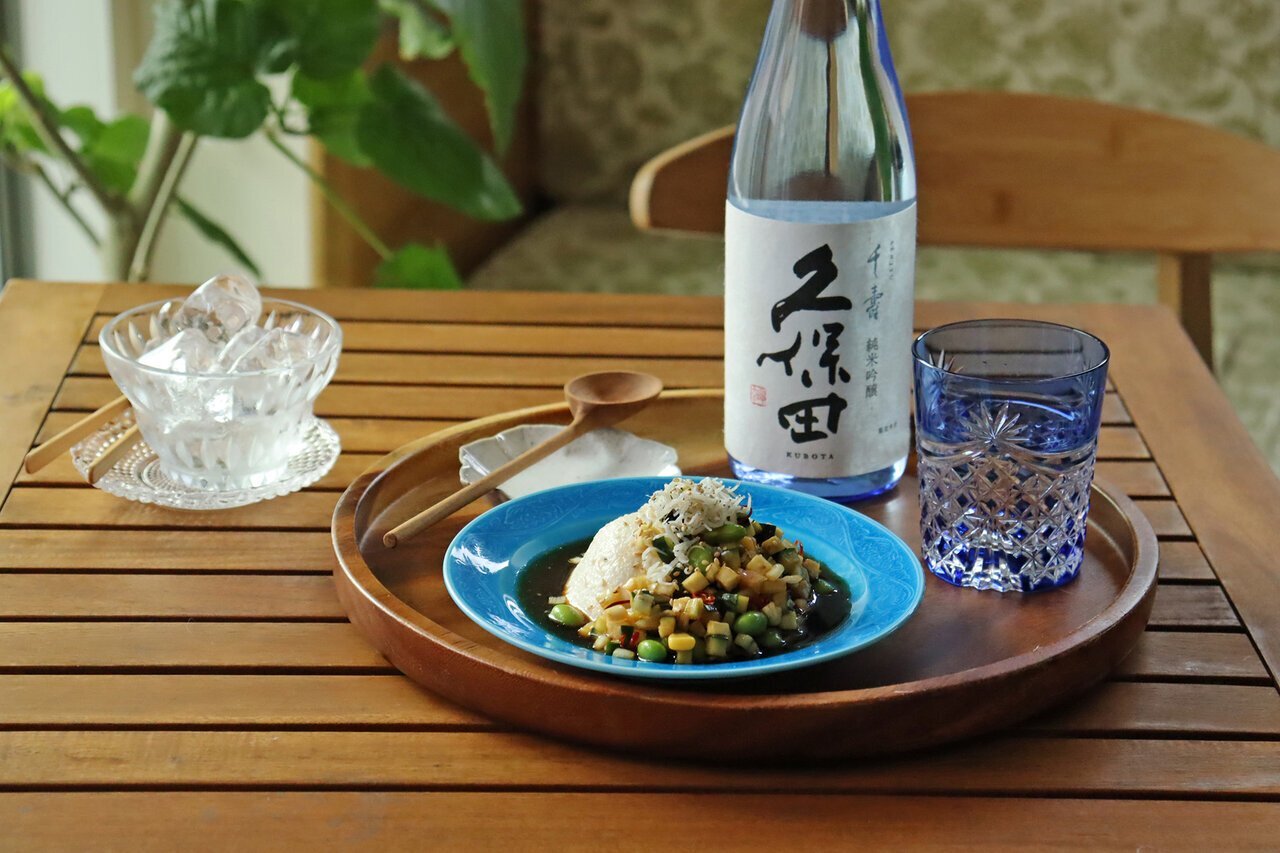 日本酒をもっと楽しむおつまみレシピ｜しらすと夏野菜マリネのせ冷奴 - KUBOTAYA