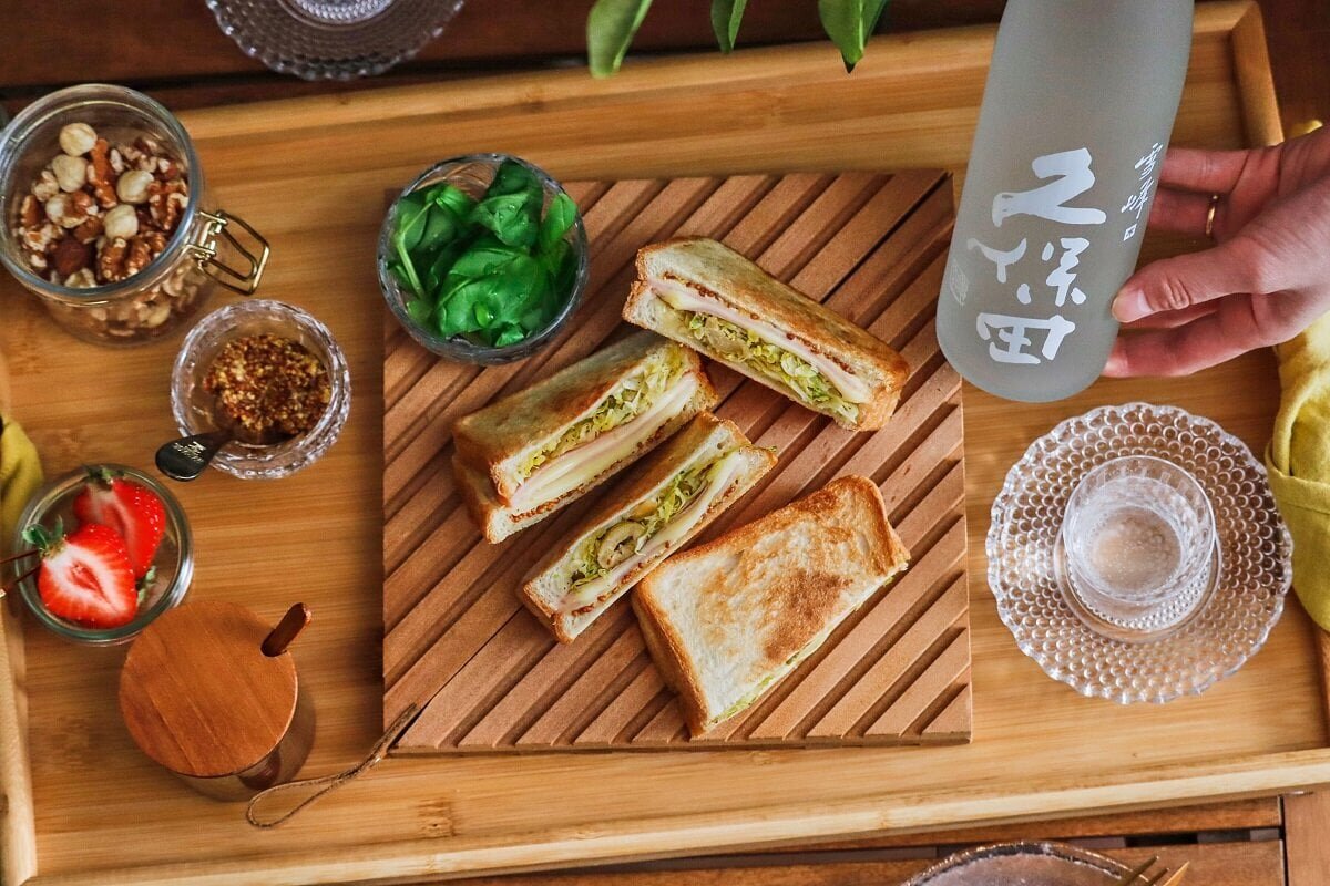 日本酒をもっと楽しむおつまみレシピ｜やさしいザワークラウトとハムのホットサンド - KUBOTAYA