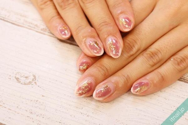 くすみカラーで大人に纏う！上品な金箔ネイルデザイン8選
