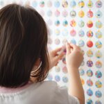 シールブームの実態調査～なぜ1枚1,000円を超えても人気なのか？～
