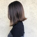 前下がりロブは大人の女性が挑戦しやすい？アレンジや似合わせ術を公開