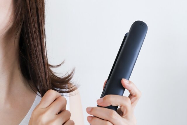 湿気に負けない!梅雨でもヘアアイロンのスタイルを一日中キープするコツ