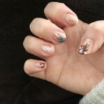 ネイルが邪魔になる5つの瞬間と、それを解決する“お洒落ショートネイル”のデザイン集