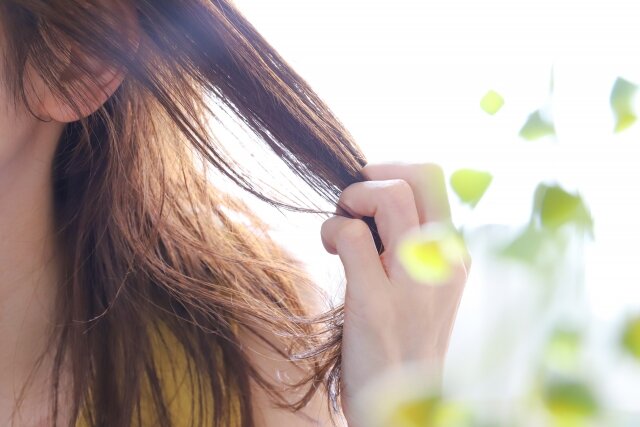 その髪のうねり、諦めないで！原因と市販でできる本気のヘアケア改善策