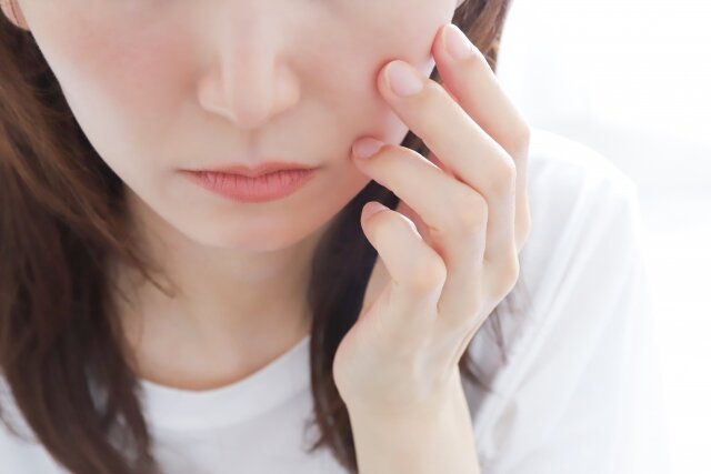 その顔のたるみ、諦めないで。たるみやすい人の特徴と原因、そして未来を変える選択肢
