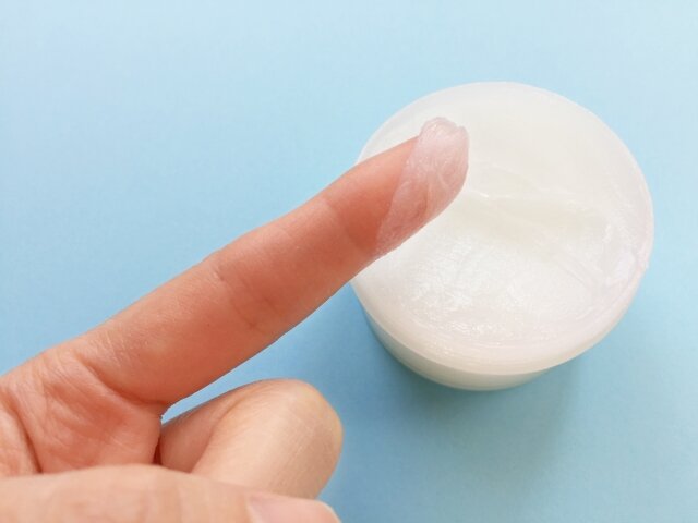 ワセリンだけのシンプルスキンケアは肌に悪い？正しい役割と2つの使い方、注意点を解説